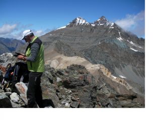 Dall'Inferno ora si vede anche la Grivola vera e propria. Alle spalle di Carlo e' il Tuf