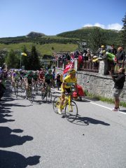 la maglia gialla e il gruppo arrivano al colle