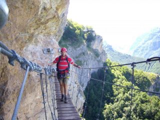 Angelo sul ponte tibetano