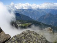 di fronte, l'inginocchiatoio sulla cresta Carisei