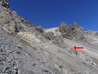 04 - costeggiare le pareti fino a giungere ad uno sperone centrale con omino di pietra