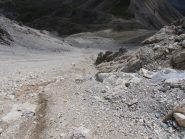 06 - superato lo sperone si risale per un canalino terroso fino ad una zona di rocce