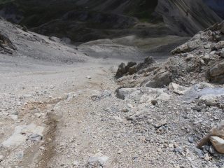 06 - superato lo sperone si risale per un canalino terroso fino ad una zona di rocce