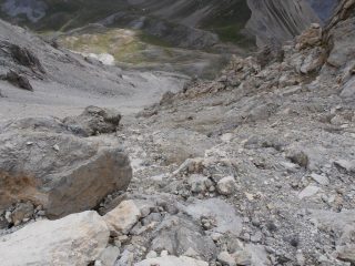 08 - il pietrisco ricopre le rocce rendendole molto scivolose