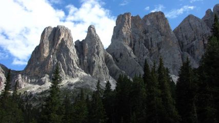 le imponenti cime del Gruppo Seceda - Fermeda viste dal sentiero che porta alla Malga Gampen (22-7-2011)