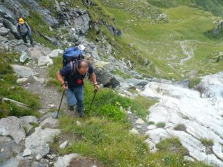 risalendo al fianco della cascata