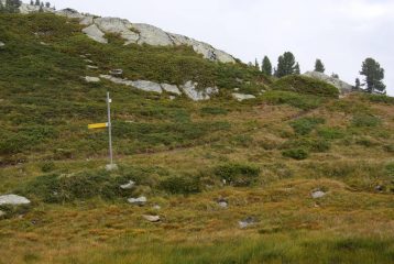 L’incontro con il sentiero n. 18 proveniente da Cerellaz.