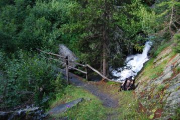 Il ponte sul torrente a Maisonette, al bivio del sentiero n. 7.