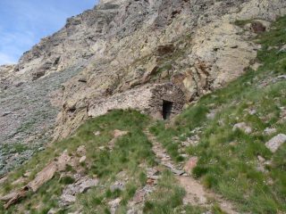 05 - vecchio ricovero militare poco prima di giungere al Passo Laris