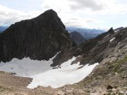 07 - Il Becco di Rostagno ed al  centro il passo Laris. Il Nevaio si supera a destra per non perdere quota, oppure scendendo un pò è più semplice in quanto pianeggiante