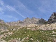 04 - Il Becco Alto di Ischiator appare al centro, a destra l'evidente intaglio del Passo Laris