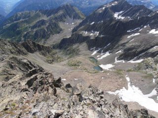 12 - dalla cima sguardo verso la parte alta del vallone dell'Ischiator con il lago di mezzo