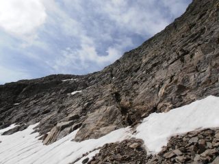 08 - oltre il nevaio si sale per facili roccette e sfaciumi