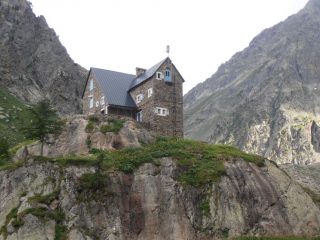 01 - il rifugio Migliorero con le palestre di roccia