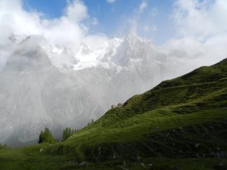 Salendo verso il rifugio Bonatti