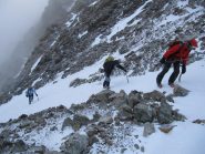 Purtroppo il tempo inclemente consente di scattare poche foto in salita. Eccoci all'uscita del couloir Coolidge