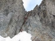 Canale di calata della seconda doppia vista da sotto. L'attacco della calata è circa nel rettangolino rosso a metaà canale