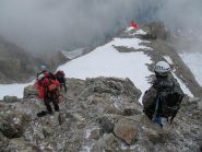 Inquadratura della preparazione della prima calata in doppia. E' segnato (freccia rossa) il luogo in cui c'è la seconda calata