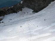 Dalla 2a calata occorre attraversare il ghiacciaio e risalire in arrampicata (con l'aiuto di una corda fissa) la spalla rocciosa (bollini rossi) al di là della quale ci aspetta la 3a doppia (foto scattata dalla base della 2a doppia)