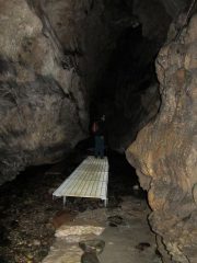 la nuova passerella a fianco della vecchia in legno