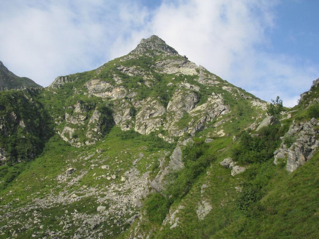 L'Uia di Pratofiorito dal lago omonimo