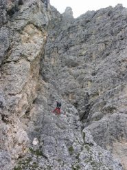 tiro di collegamento sotto la parete giallastra