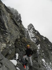 Carlo di fianco alla roccia che ha segnato la fine della ns ascensione