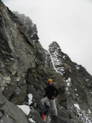 Carlo di fianco alla roccia che ha segnato la fine della ns ascensione