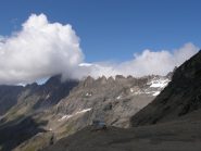 La spianata del rifugio e sullo sfondo il Velan
