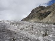 sullo sperone, molto lontana, la Konkordiahutte