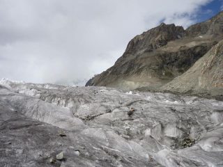 sullo sperone, molto lontana, la Konkordiahutte