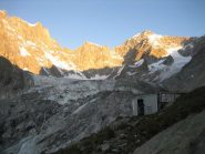 L'alba sul gruppo del Triolet.