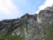 Il rifugio Dalmazzi e le placche  a destra dove salgono  altre belle vie.