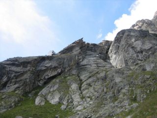 Il rifugio Dalmazzi e le placche  a destra dove salgono  altre belle vie.