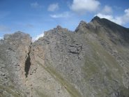 il sentiero attrezzato/via ferrata ripreso dalla punta di Mompers