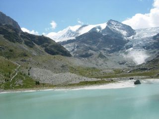 Dallo Stausee: sullo spalto roccioso di Sx si vede il Rifugio