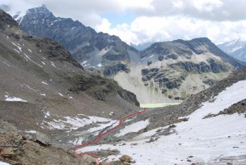 Il vallone, con il percorso di salita. Sullo sfondo, il lago di S. Grato, la Forclaz du Bre ed il Mont dell’Arp Vieille