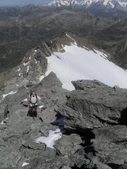 in cresta,sul ghiacciao la nostra traccia....