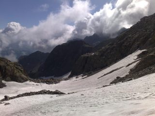 ripido pendio terminale innevato