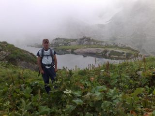 Giorgio  sullo sfondo il canalone del cristallo innevato