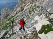 Sulla traccia di salita in alto nel canale dei Peuggi