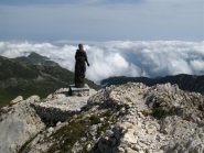 La statua della Madonna veglia...