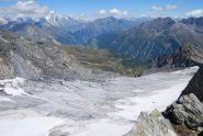 Il Ghiacciaio Orientale di Freduaz visto dalla cima, con sullo sfondo il pianoro di Le Suches ed il Mt Colmet