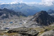 Il pianoro con i laghetti visto dalla cima; a destra il Col de Truche e la Lex Blanche, a sinistra il Col de la Lex Blanche