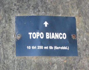 placchetta alla partenza della via