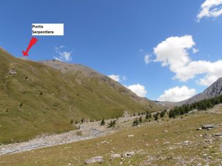 02 - arrivando in prossimità del bivio si vede il fondovalle, ed alla estrema sinistra la Punta Serpentiera