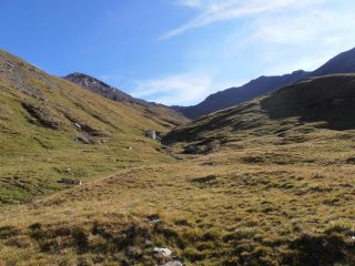 08 - entrati nella valle del Rio Serpentiera, vista mattutina in controluce su Pelvo (sx) e Serpentiera (dx)