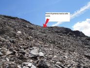 09 - Punto di uscita ottimale dai ghiaioni per raggiungere la esile traccia sulla cresta sud