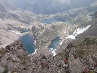 dalla cima bella vista sui laghi francesi