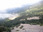 nelle giornate estive la brezza di mare risale e condensa formando tipici  banchi di nebbia; miliardi di goccioline si depositano sulle pietraie alimentando le falde acquifere sottostanti, che da secoli riforniscono i paesi costieri